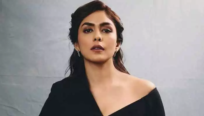 నాలుగేళ్ల నిరీక్షణకు తెర.. డైరెక్ట్ ఓటీటీలోకి రాబోతున్న మృణాల్ ఠాకూర్ సస్పెన్స్ థ్రిల్లర్ మూవీ నాలుగేళ్ల నిరీక్షణకు తెర.. డైరెక్ట్ ఓటీటీలోకి రాబోతున్న మృణాల్ ఠాకూర్ సస్పెన్స్ థ్రిల్లర్ మూవీ