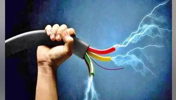 విద్యుత్ అధికారుల తీరు పై ప్రజల ఆగ్రహం విద్యుత్ అధికారుల తీరు పై ప్రజల ఆగ్రహం
