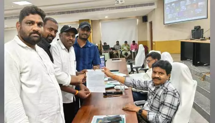 ఇరుకైన రోడ్లతో ట్రాఫిక్ తిప్పలు ఇరుకైన రోడ్లతో ట్రాఫిక్ తిప్పలు