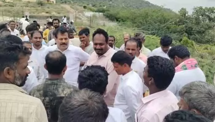 మా రక్తం కావాలంటే ఇస్తాం.. మా రైతులకు సాగునీరు ఇవ్వండి: మాజీ ఎమ్మెల్యే మా రక్తం కావాలంటే ఇస్తాం.. మా రైతులకు సాగునీరు ఇవ్వండి: మాజీ ఎమ్మెల్యే