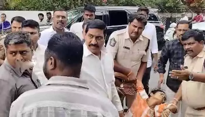 అధికార హోదాలో ఉన్నా చొరవ.. మంత్రి బీసీ జనార్ధన్రెడ్డిపై ప్రశంసలు అధికార హోదాలో ఉన్నా చొరవ.. మంత్రి బీసీ జనార్ధన్రెడ్డిపై ప్రశంసలు