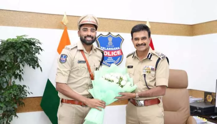 DSP సిరాజ్.. యూనిఫామ్లో డీజీపీ ఆఫీస్కు.. DSP సిరాజ్.. యూనిఫామ్లో డీజీపీ ఆఫీస్కు..