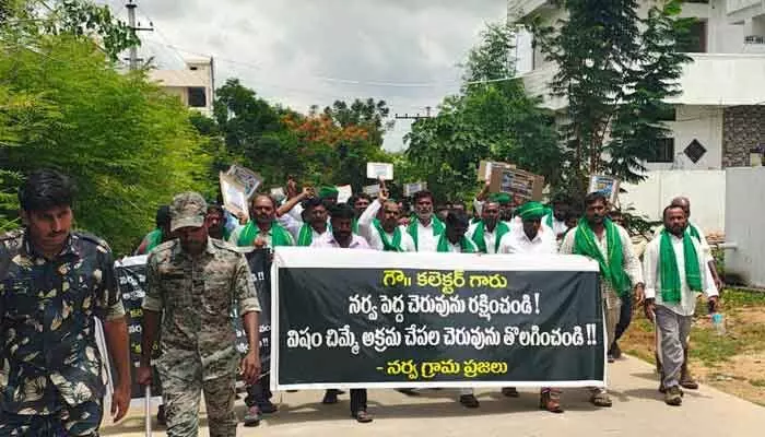 నర్వ పెద్ద చెరువుపై అక్రమంగా చేపల చెరువు నిర్మాణంపై కలెక్టర్కు ఫిర్యాదు నర్వ పెద్ద చెరువుపై అక్రమంగా చేపల చెరువు నిర్మాణంపై కలెక్టర్కు ఫిర్యాదు