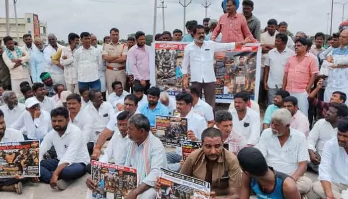 అఖిలపక్ష పార్టీలు జర్నలిస్టుల ఆధ్వర్యంలో ధర్నా.. అఖిలపక్ష పార్టీలు జర్నలిస్టుల ఆధ్వర్యంలో ధర్నా..
