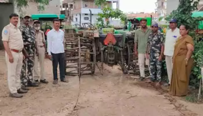 అటవీ భూమిని అక్రమంగా దున్నుతుండగా రెండు ట్రాక్టర్లు సీజ్ అటవీ భూమిని అక్రమంగా దున్నుతుండగా రెండు ట్రాక్టర్లు సీజ్