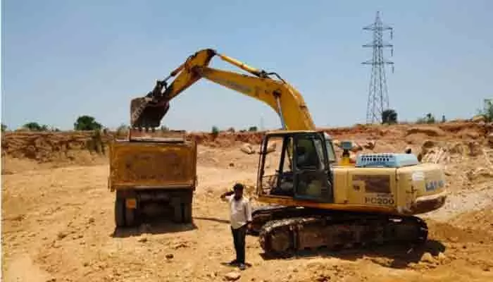 మట్టిని లూటీ చేస్తున్న అక్రమార్కులు మట్టిని లూటీ చేస్తున్న అక్రమార్కులు