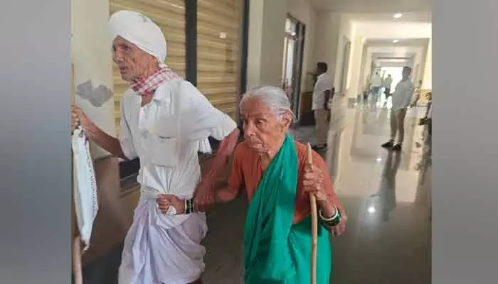 కుమారులు ఇద్దరూ మా బాగోగులు చూసుకోవడం లేదు కుమారులు ఇద్దరూ మా బాగోగులు చూసుకోవడం లేదు