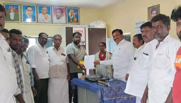 ప్రభుత్వ బోర్లను స్వలాభం కోసం వినియోగిస్తున్న వారిపై చర్యలు తీసుకోవాలి.. ప్రభుత్వ బోర్లను స్వలాభం కోసం వినియోగిస్తున్న వారిపై చర్యలు తీసుకోవాలి..