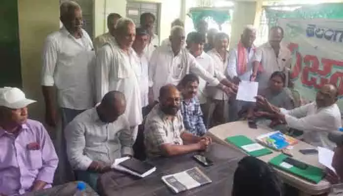 బినామీ పేరుతో వీఆర్ఏ విధులా?.. సమగ్ర విచారణ చేపట్టాలి బినామీ పేరుతో వీఆర్ఏ విధులా?.. సమగ్ర విచారణ చేపట్టాలి