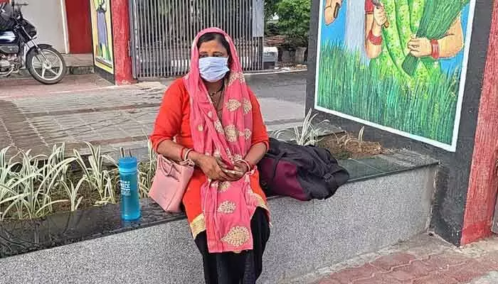 అదనపు కట్నం వేధింపులు.. కలెక్టర్ను ఆశ్రయించిన బాధితురాలు అదనపు కట్నం వేధింపులు.. కలెక్టర్ను ఆశ్రయించిన బాధితురాలు