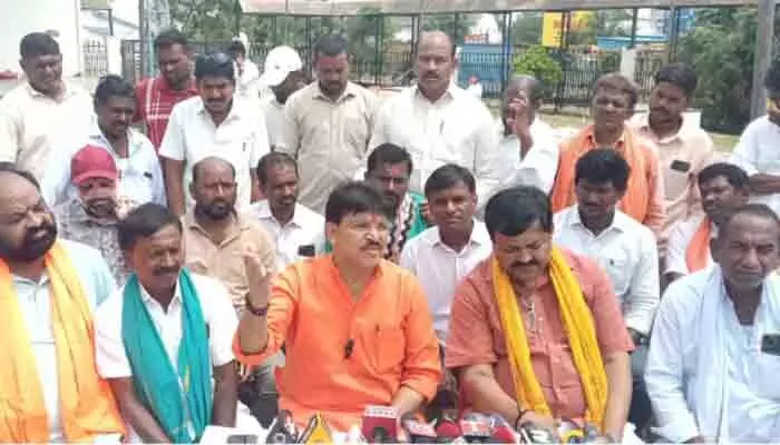 ఆర్మూర్లో హైటెన్షన్.. కాంగ్రెస్–బీజేపీ సవాళ్లతో ఉద్రిక్తత ఆర్మూర్లో హైటెన్షన్.. కాంగ్రెస్–బీజేపీ సవాళ్లతో ఉద్రిక్తత