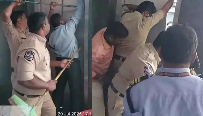 లిఫ్ట్లో ఇరుక్కున తల్లి బిడ్డలను కాపాడిన కేపీహెచ్బీ పోలీసులు.. లిఫ్ట్లో ఇరుక్కున తల్లి బిడ్డలను కాపాడిన కేపీహెచ్బీ పోలీసులు..