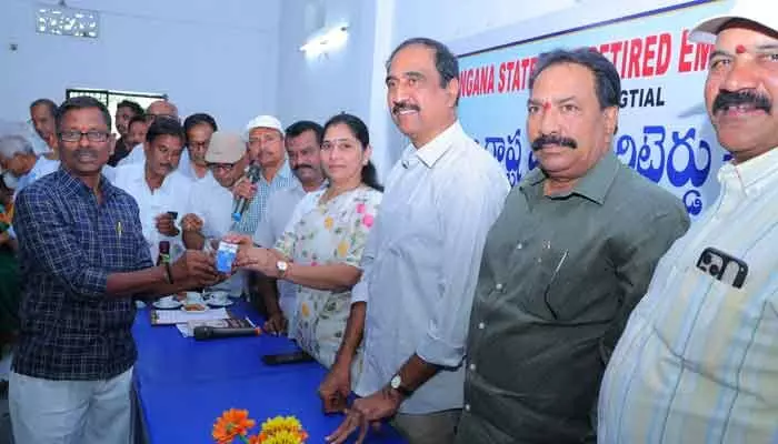 ప్రభుత్వ ఉద్యోగులకు, పెన్షనర్లకు హెల్త్ కార్డుల పంపిణీ: ఎమ్మెల్యే సంజయ్ కుమార్ ప్రభుత్వ ఉద్యోగులకు, పెన్షనర్లకు హెల్త్ కార్డుల పంపిణీ: ఎమ్మెల్యే సంజయ్ కుమార్