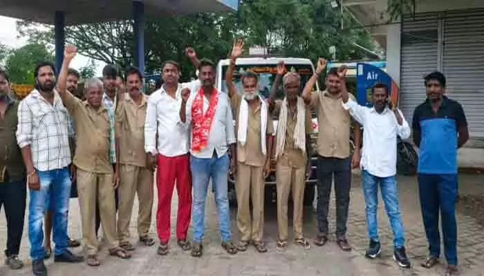 మున్సిపల్ కార్మికులకు వారసత్వ ఉద్యోగాలివ్వాలి : సీఐటీయూ 24 గంటల దీక్ష సక్సెస్ మున్సిపల్ కార్మికులకు వారసత్వ ఉద్యోగాలివ్వాలి : సీఐటీయూ 24 గంటల దీక్ష సక్సెస్