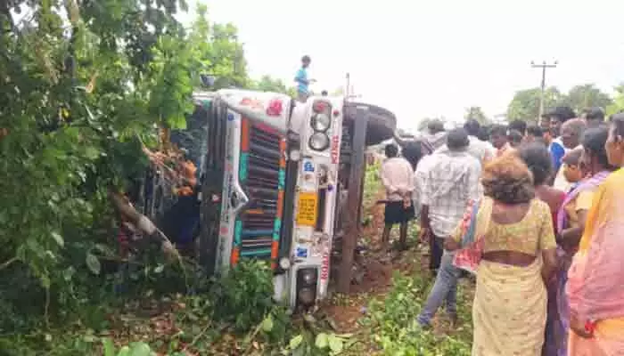 ద్విచక్ర వాహనాన్ని తప్పించే క్రమంలో లారీ బోల్తా ద్విచక్ర వాహనాన్ని తప్పించే క్రమంలో లారీ బోల్తా