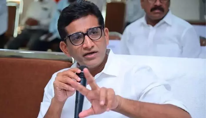 ఈజ్ ఆఫ్ డూయింగ్లో తెలంగాణ 13వ స్థానానికి.. కాంగ్రెస్ పాలనపై సంజయ్ విమర్శలు ఈజ్ ఆఫ్ డూయింగ్లో తెలంగాణ 13వ స్థానానికి.. కాంగ్రెస్ పాలనపై సంజయ్ విమర్శలు