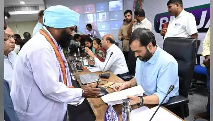 ప్రజావాణికి వచ్చే సమస్యలకు సత్వరం పరిష్కారం : కలెక్టర్ దీపక్ తివారి ప్రజావాణికి వచ్చే సమస్యలకు సత్వరం పరిష్కారం : కలెక్టర్ దీపక్ తివారి