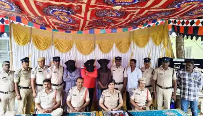 ఆలయాలనే లక్ష్యంగా వరుస చోరీలు.. అంతరాష్ట్ర ముఠా అరెస్ట్ ఆలయాలనే లక్ష్యంగా వరుస చోరీలు.. అంతరాష్ట్ర ముఠా అరెస్ట్