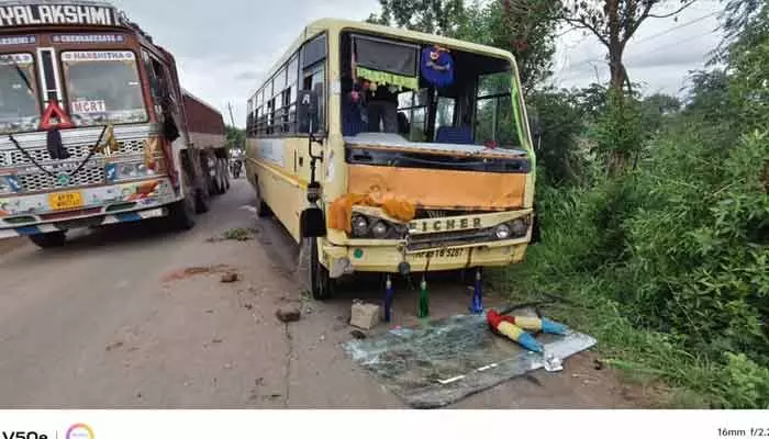 రోడ్డు పై ఆగి ఉన్న వాహనాన్ని ఢీకొట్టిన స్కూల్ బస్సు రోడ్డు పై ఆగి ఉన్న వాహనాన్ని ఢీకొట్టిన స్కూల్ బస్సు