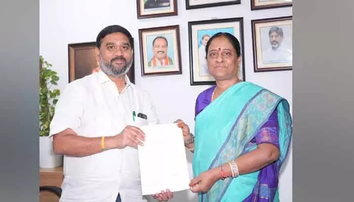 పోడు సమస్యలపై అటవీ మంత్రిని కలిసిన ఎమ్మెల్యే పోడు సమస్యలపై అటవీ మంత్రిని కలిసిన ఎమ్మెల్యే
