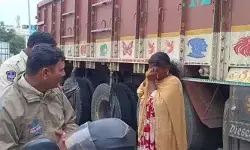 భద్రాచలం గోదావరి వంతెనపై మహిళ ఆత్మహత్యాయత్నం భద్రాచలం గోదావరి వంతెనపై మహిళ ఆత్మహత్యాయత్నం