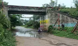రైల్వే బ్రిడ్జితో కష్టాలు.. ప్రమాదపు అంచున ప్రయాణం రైల్వే బ్రిడ్జితో కష్టాలు.. ప్రమాదపు అంచున ప్రయాణం
