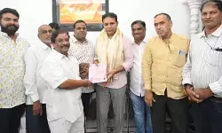 చారిత్రాత్మక శ్రీ అక్కన్న మాదన్న మహంకాళి ఆలయ బోనాల ఉత్సవాలకు కేటీఆర్కు ఆహ్వానం చారిత్రాత్మక శ్రీ అక్కన్న మాదన్న మహంకాళి ఆలయ బోనాల ఉత్సవాలకు కేటీఆర్కు ఆహ్వానం