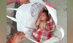 రోడ్డు పక్కన సంచిలో నవజాత ఆడశిశువు రోడ్డు పక్కన సంచిలో నవజాత ఆడశిశువు