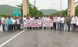 వెంటనే అక్రిడిటేషన్ కార్డులు మంజూరు చేయాలి.. భారీ వర్షంలో నిరసన వెంటనే అక్రిడిటేషన్ కార్డులు మంజూరు చేయాలి.. భారీ వర్షంలో నిరసన