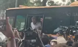 ఢిల్లీలో టెన్షన్, టెన్షన్.. రాహుల్ గాంధీని అదుపులోకి తీసుకున్న పోలీసులు ఢిల్లీలో టెన్షన్, టెన్షన్.. రాహుల్ గాంధీని అదుపులోకి తీసుకున్న పోలీసులు