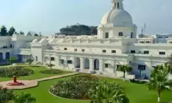 IIT Roorkee: రాజకీయ కార్యకలాపాలకు విద్యార్థులు దూరంగా ఉండాలి IIT Roorkee: రాజకీయ కార్యకలాపాలకు విద్యార్థులు దూరంగా ఉండాలి