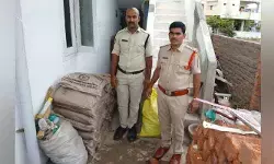లింగోటంలో పోలీసుల దాడి.. 6 క్వింటాళ్ల నిషేధిత నల్ల బెల్లం స్వాధీనం లింగోటంలో పోలీసుల దాడి.. 6 క్వింటాళ్ల నిషేధిత నల్ల బెల్లం స్వాధీనం