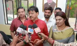 మహిళలు స్కూటీలు, గొలుసులు తీసుకెళ్లండి అన్న మాటకు కట్టుబడి ఉన్నా మహిళలు స్కూటీలు, గొలుసులు తీసుకెళ్లండి అన్న మాటకు కట్టుబడి ఉన్నా