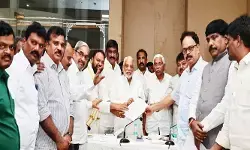 డాక్టర్లు, అడ్వకేట్లు, జర్నలిస్టుల జేఏసీలతో ఉద్యమకారుల గుర్తింపు కమిటీ కీలక సమావేశం డాక్టర్లు, అడ్వకేట్లు, జర్నలిస్టుల జేఏసీలతో ఉద్యమకారుల గుర్తింపు కమిటీ కీలక సమావేశం
