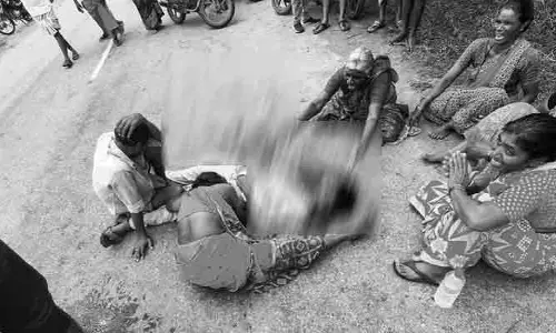 ఆటో పై నుంచి పడి బాలుడు మృతి