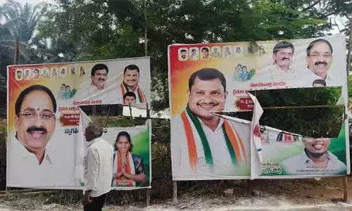 చిరిగిన ఫ్లెక్సీలతో కాంగ్రెస్‌లో కలకలం.. మంత్రి పర్యటన ముందే అసమ్మతి రగడ?