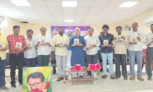 ప్రజల గొంతుకగా పత్రికలు నిలవాలి: ప్రెస్ అకాడమీ చైర్మన్ శ్రీనివాసరెడ్డి