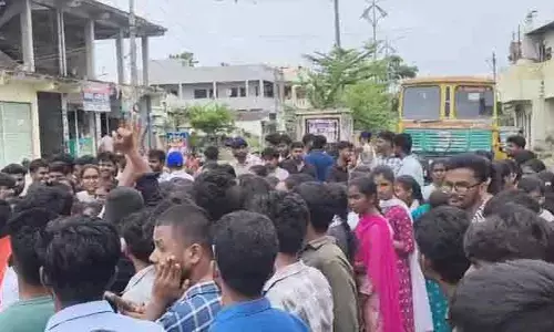 వసతులు లేవు.. తాగునీరు రాదు.. మహబూబాబాద్ JNTUH ఇంజనీరింగ్ కాలేజీ విద్యార్థుల నిరసన!
