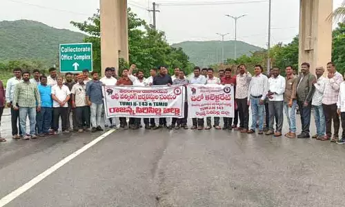 వెంటనే అక్రిడిటేషన్ కార్డులు మంజూరు చేయాలి.. భారీ వర్షంలో నిరసన
