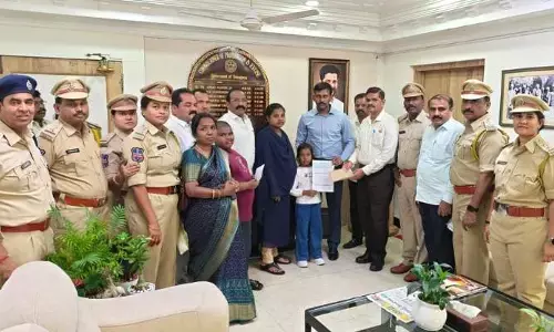 ప్రైవేట్ ఉద్యోగి మరణిస్తే అండగా నిలిచిన ఆబ్కారీ ఉద్యోగులు