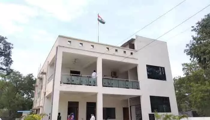 ఆరోజు క్యాంపు కార్యాలయంలో ఏం జరిగింది? అఘాయిత్యమా... ఆత్మహత్యాయత్నమా? ఆరోజు క్యాంపు కార్యాలయంలో ఏం జరిగింది? అఘాయిత్యమా... ఆత్మహత్యాయత్నమా?