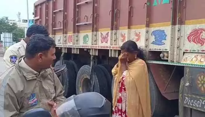 భద్రాచలం గోదావరి వంతెనపై మహిళ ఆత్మహత్యాయత్నం భద్రాచలం గోదావరి వంతెనపై మహిళ ఆత్మహత్యాయత్నం