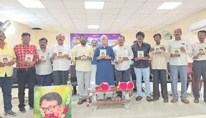 ప్రజల గొంతుకగా పత్రికలు నిలవాలి: ప్రెస్ అకాడమీ చైర్మన్ శ్రీనివాసరెడ్డి ప్రజల గొంతుకగా పత్రికలు నిలవాలి: ప్రెస్ అకాడమీ చైర్మన్ శ్రీనివాసరెడ్డి