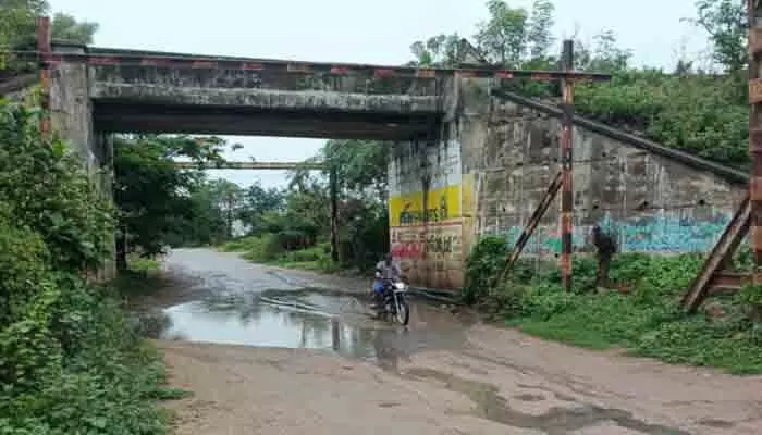 రైల్వే బ్రిడ్జితో కష్టాలు.. ప్రమాదపు అంచున ప్రయాణం రైల్వే బ్రిడ్జితో కష్టాలు.. ప్రమాదపు అంచున ప్రయాణం