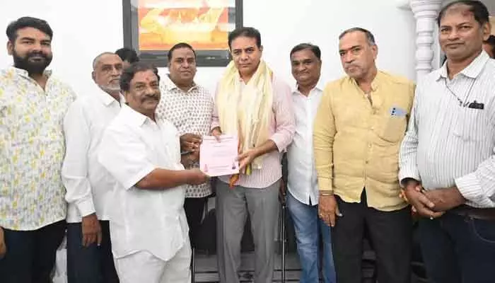 చారిత్రాత్మక శ్రీ అక్కన్న మాదన్న మహంకాళి ఆలయ బోనాల ఉత్సవాలకు కేటీఆర్కు ఆహ్వానం చారిత్రాత్మక శ్రీ అక్కన్న మాదన్న మహంకాళి ఆలయ బోనాల ఉత్సవాలకు కేటీఆర్కు ఆహ్వానం