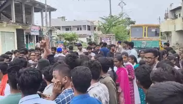 వసతులు లేవు.. తాగునీరు రాదు.. మహబూబాబాద్ JNTUH ఇంజనీరింగ్ కాలేజీ విద్యార్థుల నిరసన! వసతులు లేవు.. తాగునీరు రాదు.. మహబూబాబాద్ JNTUH ఇంజనీరింగ్ కాలేజీ విద్యార్థుల నిరసన!