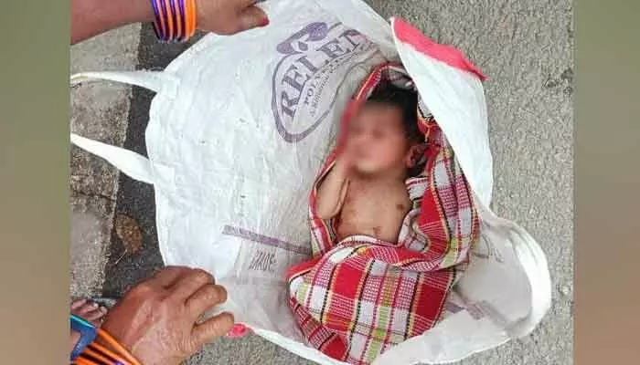 రోడ్డు పక్కన సంచిలో నవజాత ఆడశిశువు రోడ్డు పక్కన సంచిలో నవజాత ఆడశిశువు