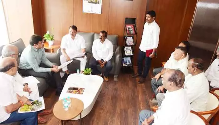 ఆక్రమణల కోరల్లో ఎస్వీ కాలనీ పార్కు.. రక్షించాలని హైడ్రా కమిషనర్ను కోరిన ఎమ్మెల్యే ఆక్రమణల కోరల్లో ఎస్వీ కాలనీ పార్కు.. రక్షించాలని హైడ్రా కమిషనర్ను కోరిన ఎమ్మెల్యే