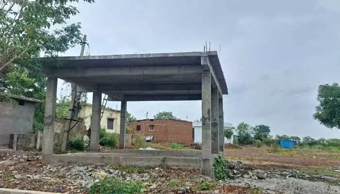 నత్త నడకగా వివో భవనాల నిర్మాణం..! నత్త నడకగా వివో భవనాల నిర్మాణం..!