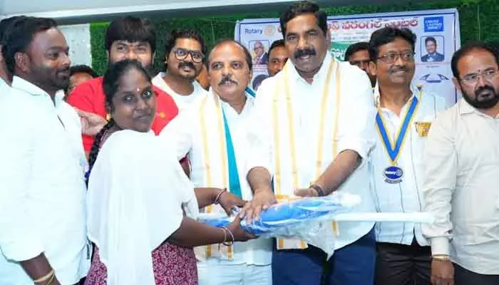 సేవా కార్యక్రమాలతో సమాజంలో వెలుగులు నింపాలి: ఎమ్మెల్యే సేవా కార్యక్రమాలతో సమాజంలో వెలుగులు నింపాలి: ఎమ్మెల్యే